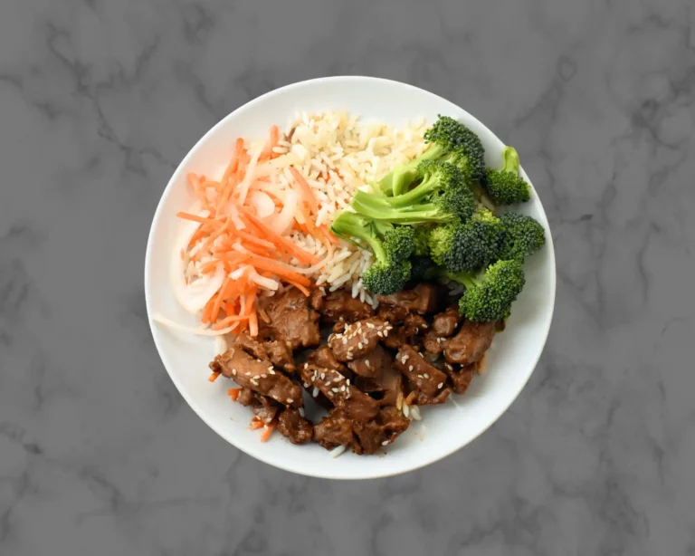 teriyaki chicken thights with rice, carrots and broccoli